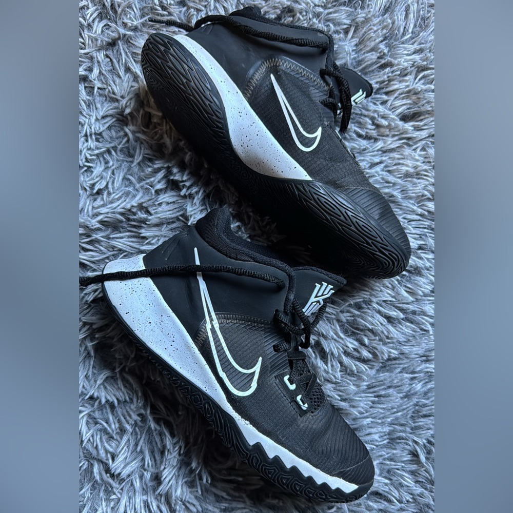 Basketball shoes size 6 Nike